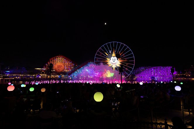 Za oponou Disney parků - Nighttime Spectaculars - Z filmu