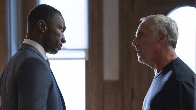 Bosch: Legacy - The Lady Vanishes - Photos - Jamie Hector, Titus Welliver