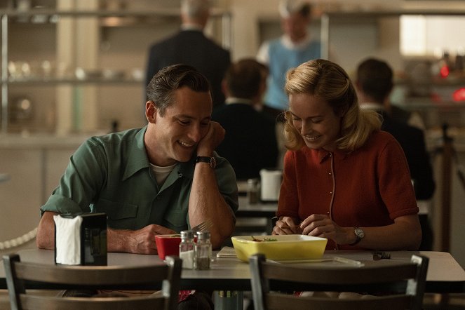 Lessons in Chemistry - Little Miss Hastings - Do filme - Lewis Pullman, Brie Larson