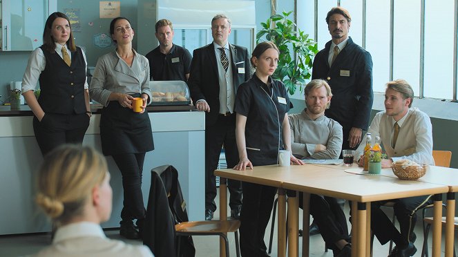 Hotel Mondial - Season 2 - Streik - Filmfotos - Lea Sophie Salfeld, Agnes Mann, Joscha Kiefer, Daniel Aichinger, Sarah Palarczyk, Lennart Lemster, Salvatore Greco, Richard Kreutz