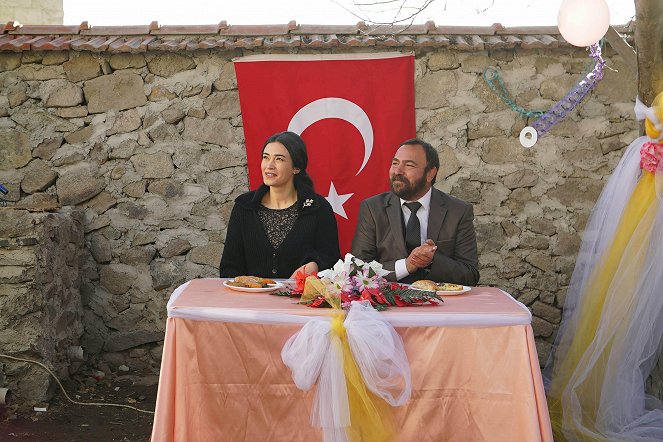 An Anatolian Tale - Season 1 - Emanet - Photos - Ecem Özkaya, Ferdi Sancar
