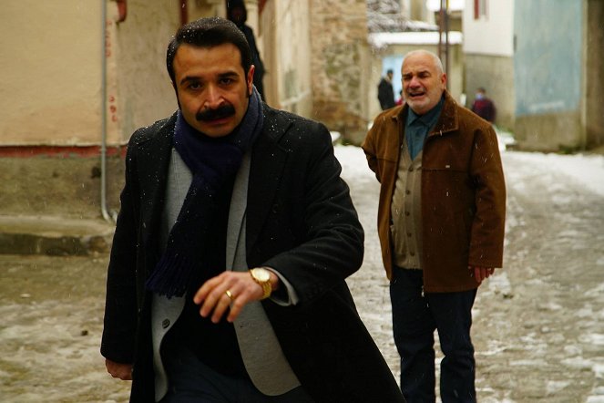 Gönül Dağı - Sessizce Seven Adamlar - Kuvat elokuvasta - Eser Eyüboğlu