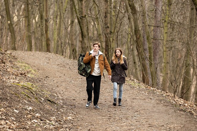 Jedna rodina - Někdo tady překáží - Photos - Adam Mišík, Denisa Biskupová