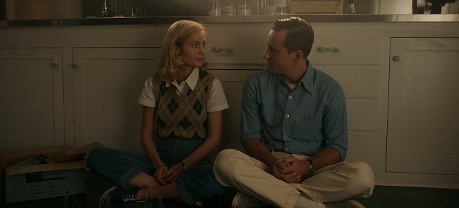 Lessons in Chemistry - Primitive Instinct - Photos - Brie Larson, Lewis Pullman