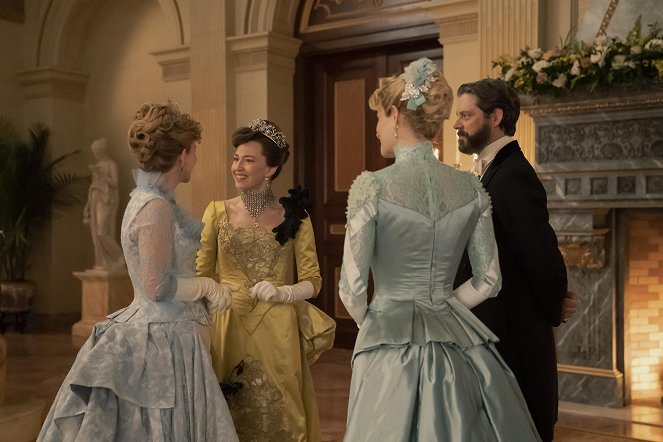 The Gilded Age - Season 2 - You Don't Even Like Opera - Photos - Carrie Coon, David Furr