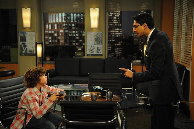 Rules of Engagement - Season 5 - Uh-Oh It's Magic - Photos