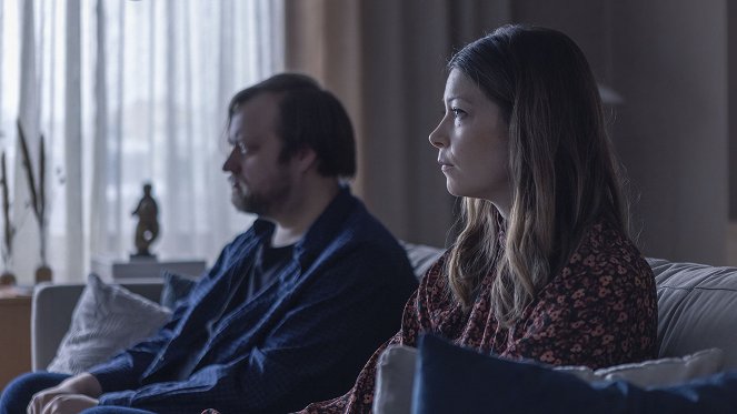 Eroja ja sovintoja - Ei ole mitään tunteita - Filmfotos - Lauri Maijala, Niina Koponen