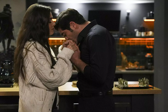 Another Love - Episode 8 - Photos - Hande Erçel, Burak Deniz