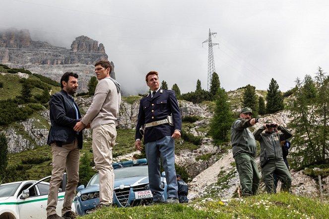 Die Bergpolizei - Ganz nah am Himmel - Season 5 - Filmfotos - Enrico Ianniello, Matteo Martari, Gianmarco Pozzoli