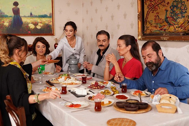 Benim Güzel Ailem - Episode 17 - Kuvat elokuvasta - Seray Gözler, Serra Pirinç, Ufuk Özkan, Meltem Pamirtan, Erdem Akakçe