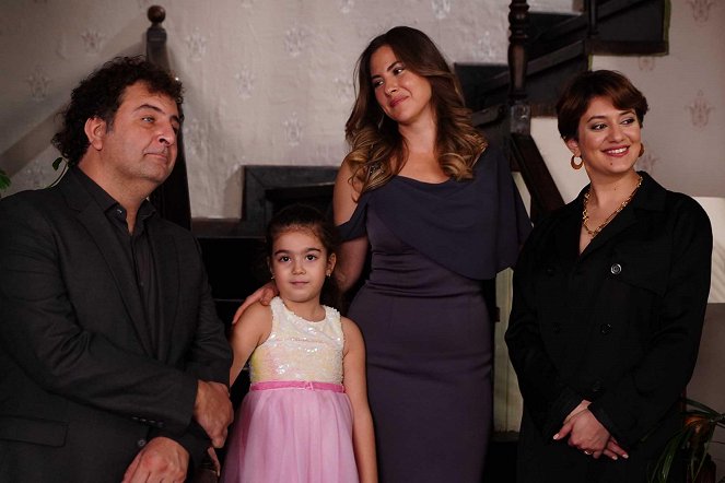 Benim Güzel Ailem - Episode 17 - Filmfotók - Barış Yıldız, Melis Babadağ, Aycan Koptur