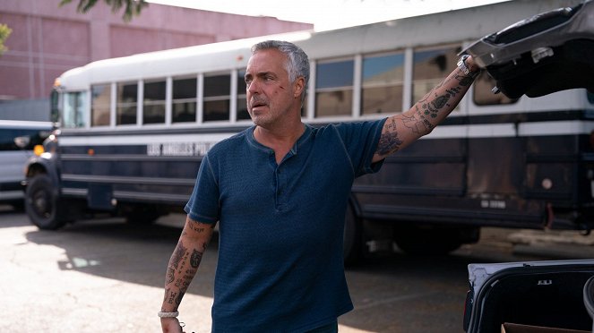 Bosch: Legacy - Seventy-Four Degrees in Belize - Photos - Titus Welliver