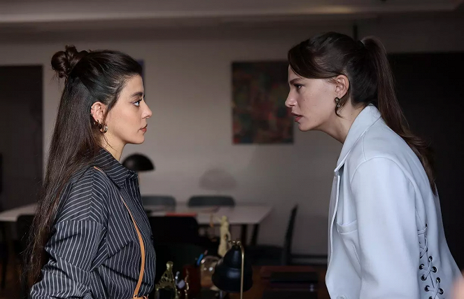 Aile - Episode 4 - De la película - Selin Şekerci, Serenay Sarıkaya