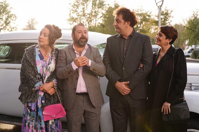 Benim Güzel Ailem - Episode 18 - Kuvat elokuvasta - Erdem Akakçe, Barış Yıldız, Aycan Koptur