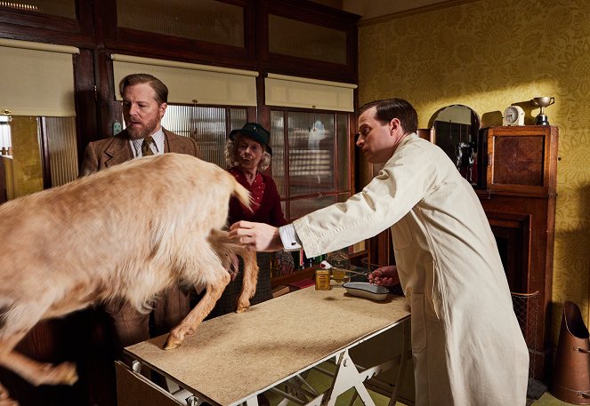 All Creatures Great and Small - Season 4 - Episode 2 - Photos - Samuel West, Nicholas Ralph
