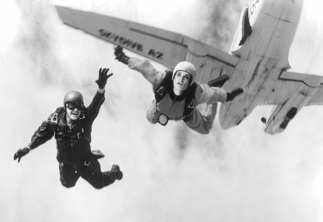 Terminal velocity - vapaa pudotus - Kuvat elokuvasta - Charlie Sheen, Nastassja Kinski