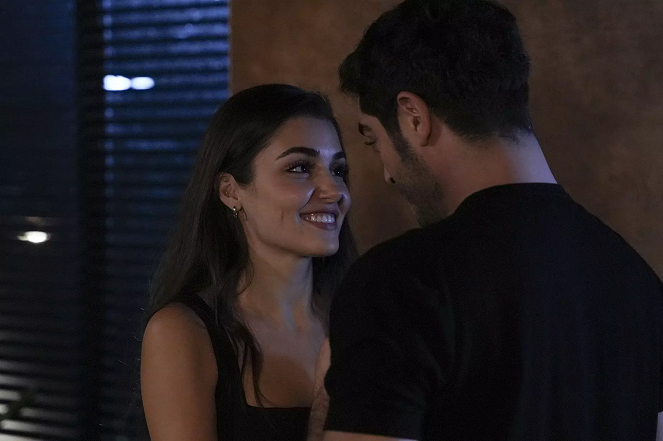 Bambaşka Biri - Episode 10 - Filmfotos - Hande Erçel