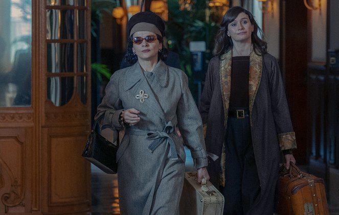 The New Look - The Hour - Photos - Juliette Binoche, Emily Mortimer