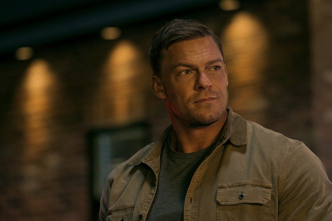 Reacher - Picture Says a Thousand Words - Filmfotos - Alan Ritchson