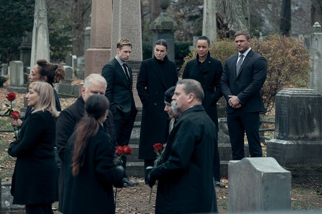 Reacher - Season 2 - Pohřeb - Z filmu - Shaun Sipos, Serinda Swan, Maria Sten, Alan Ritchson