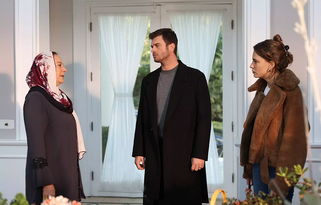 Aile - Episode 9 - De la película - Ayda Aksel, Kıvanç Tatlıtuğ, Serenay Sarıkaya