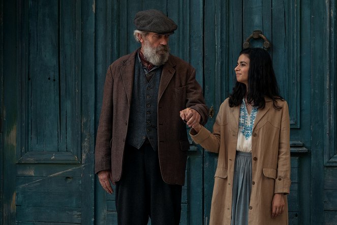All The Light We Cannot See - Episode 4 - Photos - Hugh Laurie, Aria Mia Loberti