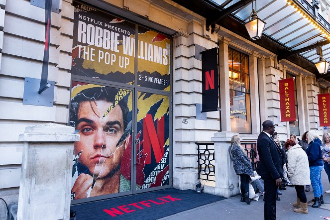 Robbie Williams - Z akcí - The launch of the Robbie Williams pop up in Covent Garden to celebrate his Netflix documentary, “Robbie Williams” at the London Film Museum on November 1, 2023 in London, England