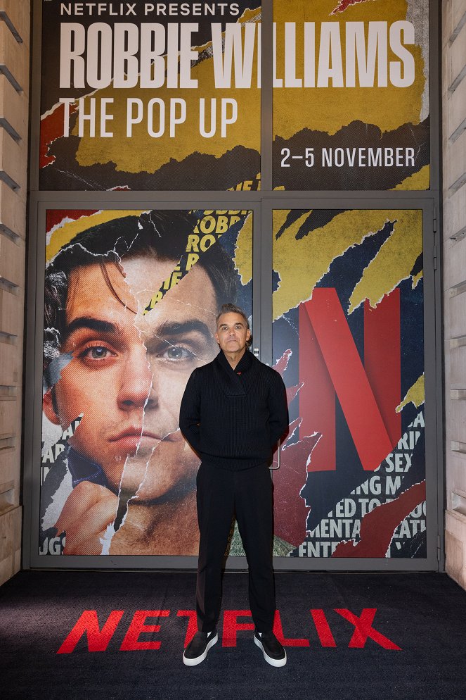 Robbie Williams - Z akcií - The launch of the Robbie Williams pop up in Covent Garden to celebrate his Netflix documentary, “Robbie Williams” at the London Film Museum on November 1, 2023 in London, England