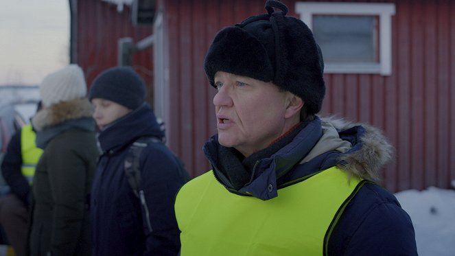 Korvessa kulkevi - Tyhjän kaavun messu - De la película - Mika Nuojua
