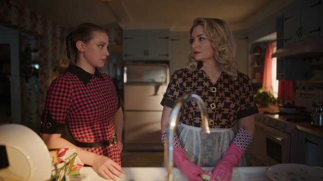 Riverdale - Season 7 - Chapter One Hundred Thirty-Six: The Golden Age of Television - Photos - Lili Reinhart, Mädchen Amick