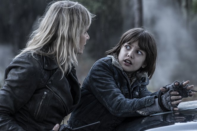 Fear the Walking Dead - Keeping Her Alive - Photos