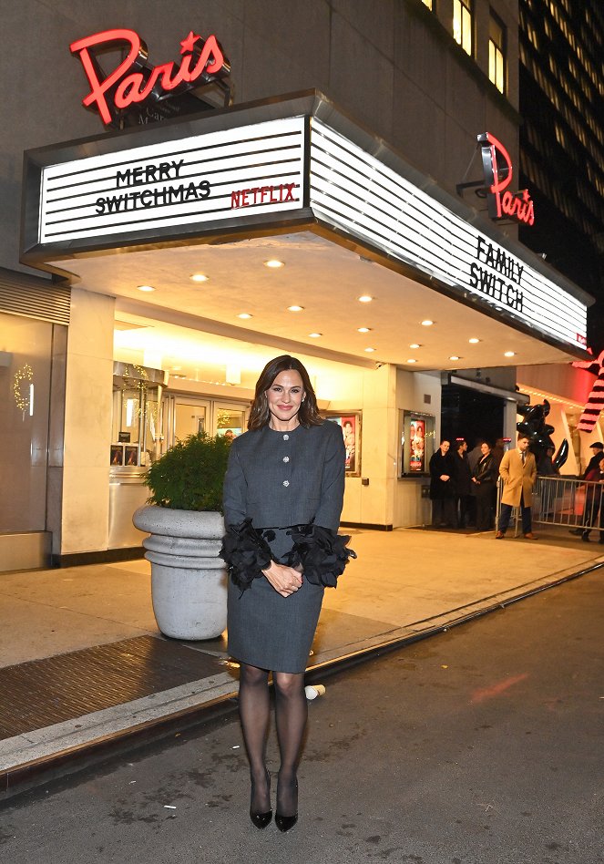 Family Switch - Evenementen - Screening of Netflix's Family Switch at The Paris Theatre on November 27, 2023 in New York City