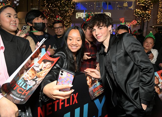 Családi cserebere - Rendezvények - Netflix's "Family Switch" Los Angeles Premiere at The Grove on November 29, 2023 in Los Angeles, California.