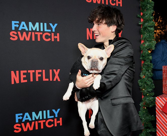 Családi cserebere - Rendezvények - Netflix's "Family Switch" Los Angeles Premiere at The Grove on November 29, 2023 in Los Angeles, California.