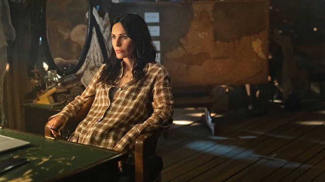 Shining Vale - Chapter Five: The Squirrel Knew - Photos - Courteney Cox