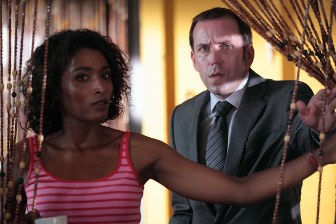 Death in Paradise - Missing a Body? - Photos