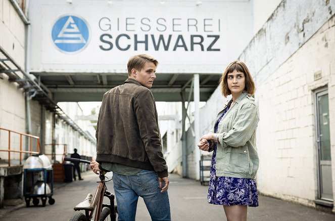 Haus aus Glas - Die Nachfolge - De la película - Merlin Rose, Morgane Ferru
