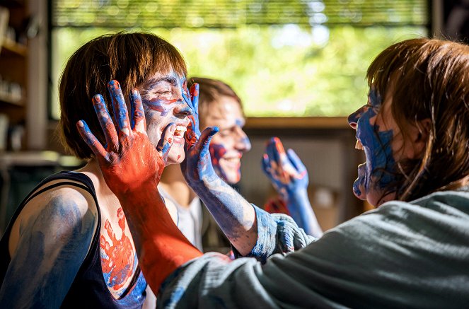 Haus aus Glas - Neuland - Filmfotos - Morgane Ferru, Stefanie Reinsperger