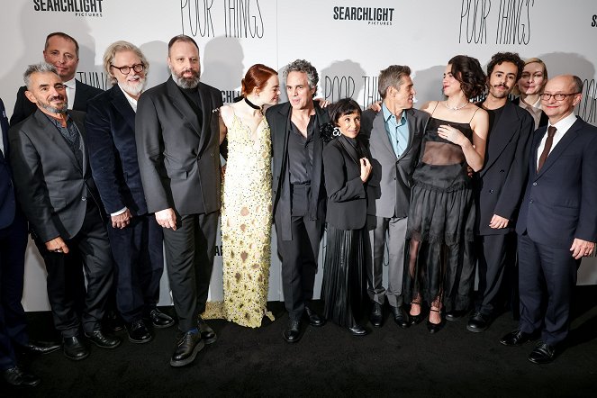 Poor Things - Tapahtumista - The Searchlight Pictures “Poor Things” New York Premiere at the DGA Theater on Dec 6, 2023 in New York, NY, USA - Andrew Lowe, Tony McNamara, Yorgos Lanthimos, Emma Stone, Mark Ruffalo, Kathryn Hunter, Willem Dafoe, Margaret Qualley, Ramy Youssef