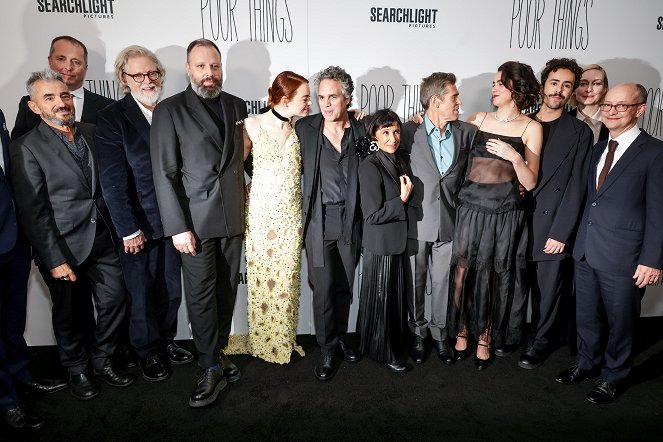 Pobres Criaturas - De eventos - The Searchlight Pictures “Poor Things” New York Premiere at the DGA Theater on Dec 6, 2023 in New York, NY, USA - Andrew Lowe, Tony McNamara, Yorgos Lanthimos, Emma Stone, Mark Ruffalo, Kathryn Hunter, Willem Dafoe, Margaret Qualley, Ramy Youssef