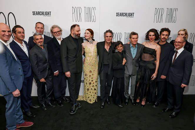 Chudiatko - Z akcií - The Searchlight Pictures “Poor Things” New York Premiere at the DGA Theater on Dec 6, 2023 in New York, NY, USA - Matthew Greenfield, Andrew Lowe, Tony McNamara, Yorgos Lanthimos, Emma Stone, Mark Ruffalo, Kathryn Hunter, Willem Dafoe, Margaret Qualley, Ramy Youssef