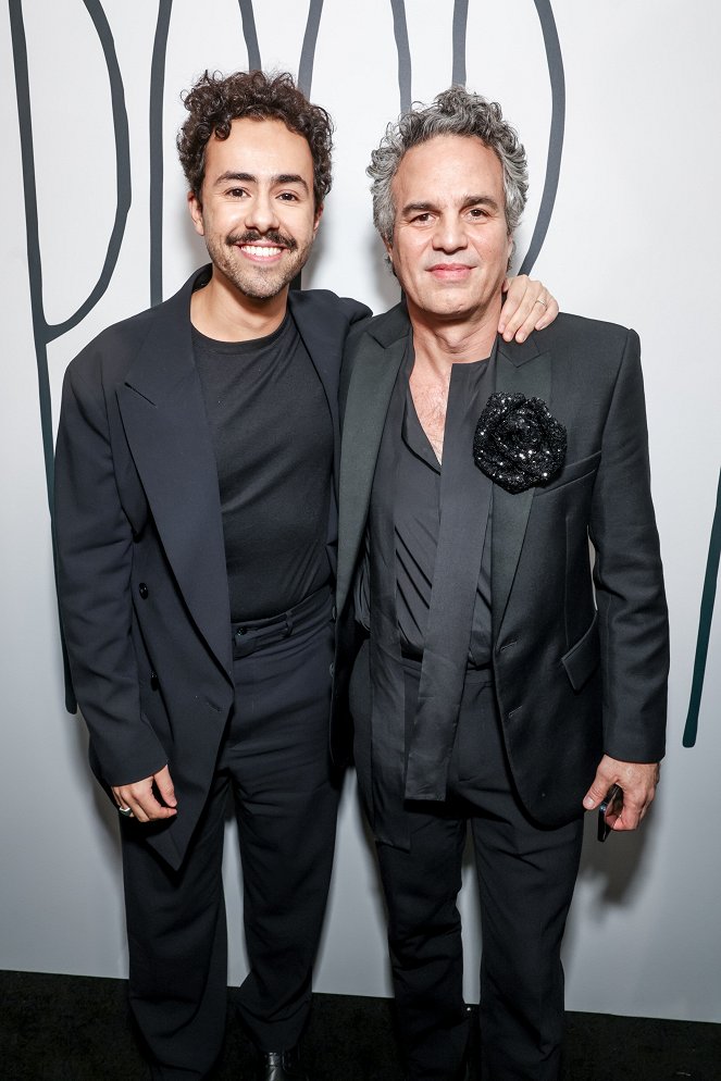 Pobres criaturas - Eventos - The Searchlight Pictures “Poor Things” New York Premiere at the DGA Theater on Dec 6, 2023 in New York, NY, USA - Ramy Youssef, Mark Ruffalo