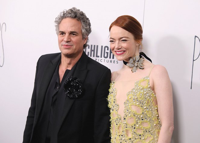 Chudáčci - Z akcí - The Searchlight Pictures “Poor Things” New York Premiere at the DGA Theater on Dec 6, 2023 in New York, NY, USA - Mark Ruffalo, Emma Stone