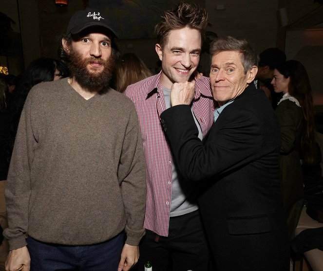 Pobres Criaturas - De eventos - The Searchlight Pictures “Poor Things” New York Premiere at the DGA Theater on Dec 6, 2023 in New York, NY, USA - Josh Safdie, Robert Pattinson, Willem Dafoe