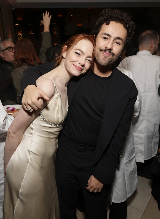 Chudáčci - Z akcí - The Searchlight Pictures “Poor Things” New York Premiere at the DGA Theater on Dec 6, 2023 in New York, NY, USA - Emma Stone, Ramy Youssef