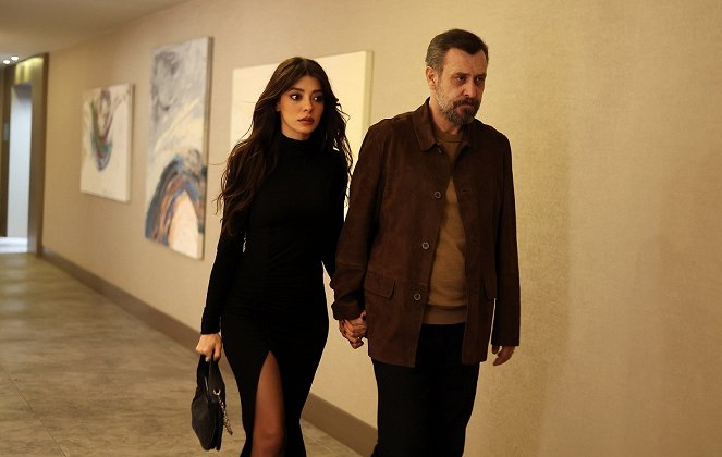 Aile - Episode 12 - Photos - Selin Şekerci, Nejat Isler