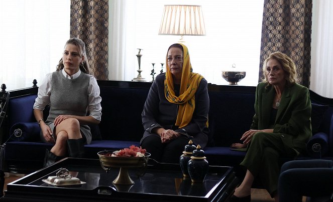 Aile - Episode 12 - De la película - Serenay Sarıkaya, Ayda Aksel, Nur Sürer