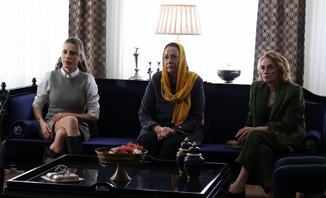 Aile - Episode 12 - Z filmu - Serenay Sarıkaya, Ayda Aksel, Nur Sürer