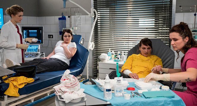 In aller Freundschaft - Die jungen Ärzte - Season 9 - Abgrund - Kuvat elokuvasta