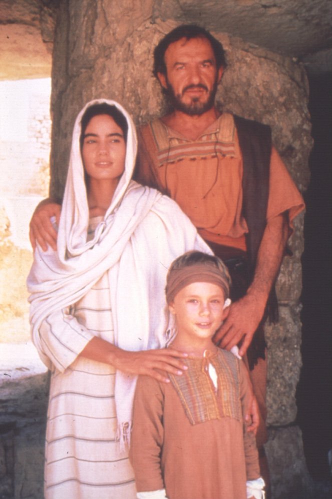 Ein Kind mit Namen Jesus - Werbefoto - María del Carmen San Martín, Bekim Fehmiu, Matteo Bellina